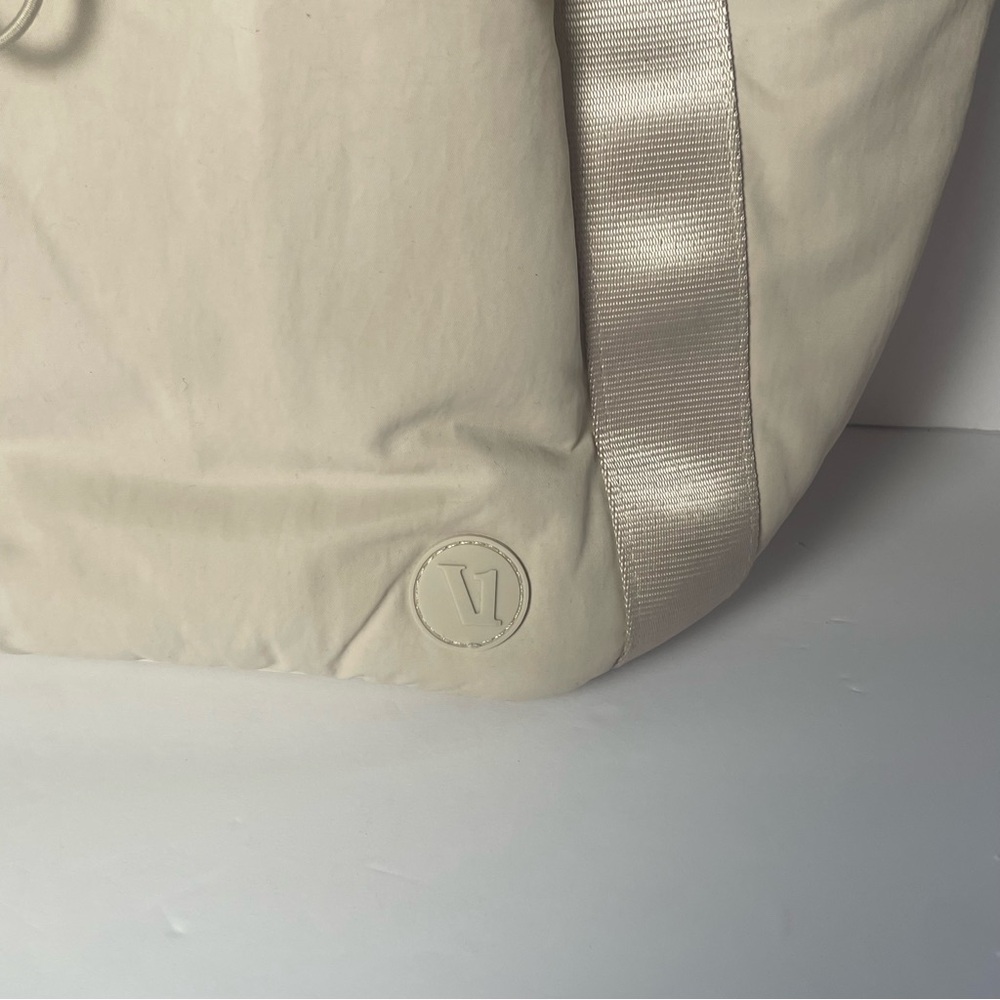 Vuori All Around Tote Ecru Cream White Weekender Bag Work Trips Lightweight - Picture 6 of 16